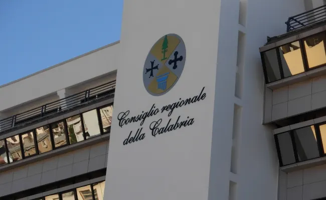 Giochi in Calabria, la Commissione Affari istituzionali approva la modifica della legge regionale: limiti orari dalle 24 alle 9, salve le attività già esistenti nel 2018