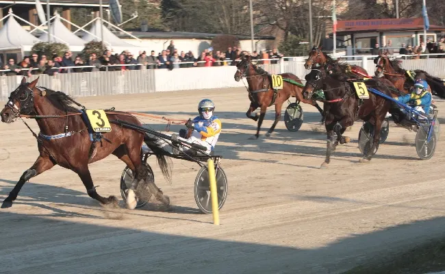 Ippica: all’Ippodromo Snai La Maura, davanti a duemila spettatori, il Gran Premio Mario Locatelli lo vince Bonjovi Mmg con Giampaolo Minnucci alla guida