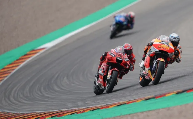 MotoGP: a Le Mans testa a testa tra Bagnaia e Binder. L’azzurro e il sudafricano appaiati a 3,30