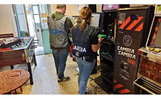 Gioco illegale, controlli Adm-Gdf a Torino: sequestrati 22 apparecchi, multe per 500mila euro