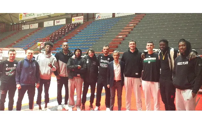 Giocatori e staff di Estra Pistoia Basket per l’Integrity Education Workshop con Sportradar