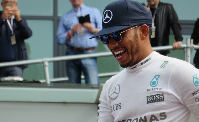 Formula 1: Hamilton prova il sorpasso su Verstappen ad Austin. L’inglese è favorito su Betaland