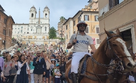 Italia Polo Challenge 2022 i cavalieri sfilano in Via Condotti: da giovedì sera si gioca al Galoppatoio di Villa Borghese