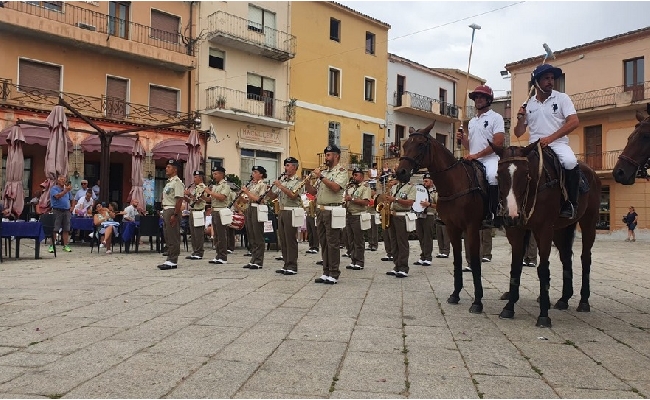 Italia Polo Challenge al via lo spettacolo: i protagonisti sfilano per le vie di Arzachena