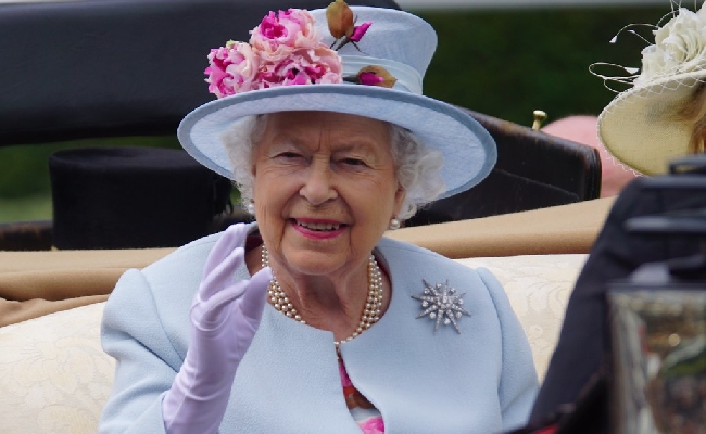 Regina Elisabetta una passione sconfinata per i cavalli: 450 scommesse vinte e oltre 9 milioni di sterline guadagnate