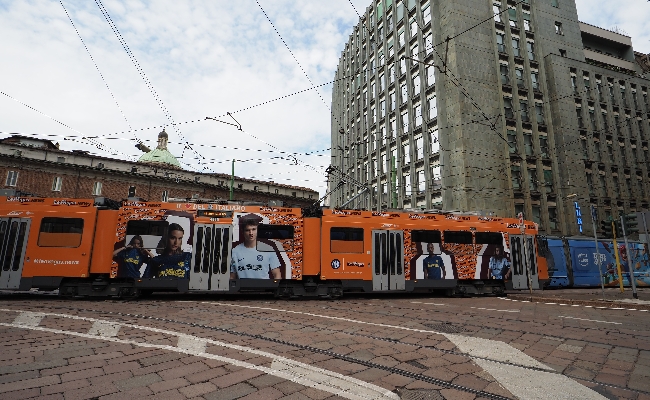 Verso San Siro con LeoVegas.News: un tram della linea 16 dell'ATM di Milano si tinge con i colori del brand