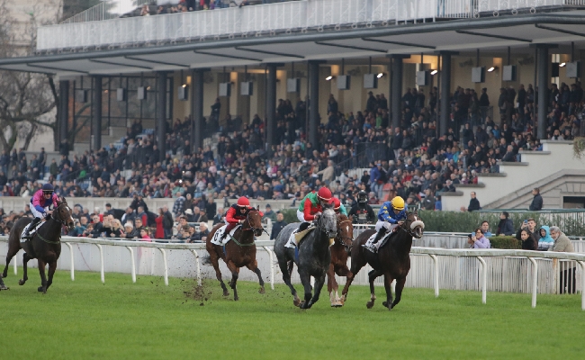 DOMENICA TOP ALL’IPPODROMO SNAI SAN SIRO PER LE FAMIGLIE E I BAMBINI PER FESTEGGIARE LE DUE CORSE PIÙ IMPORTANTI E IN RICORDO DI PERSONAGGI STORICI DELL’IPPICA COME VITTORIO DI CAPUA E FEDERICO TESIO