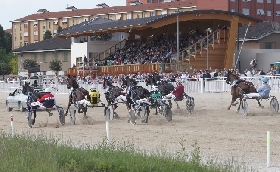 Ippica domenica Ippodromo Snai La Maura Milano dicembre premio Cash Bank Bigi beneficienza trofeo Onlus Milano