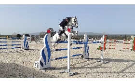 Equitazione salto ostacoli diciannovenne Antonio Meloni Vadir vince Trofeo Nuraghi Tanca Regia cavalli nati allevati Sardegna
