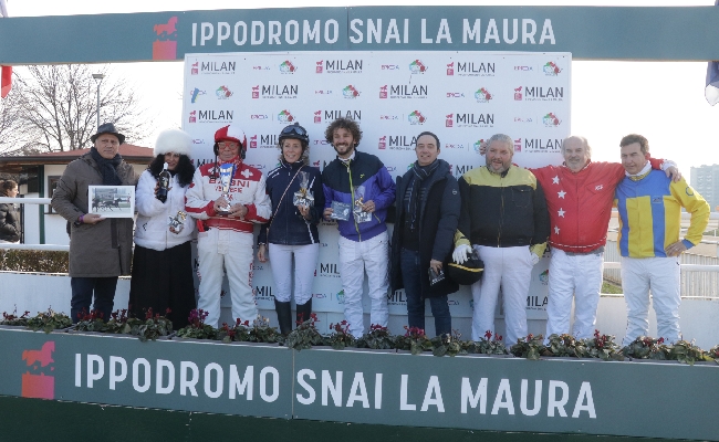 Ippica nel mercoledì di trotto all’Ippodromo Snai La Maura di Milano brilla Dauphin Joyeuse nella prova abbinata al TQQ tra i vip delle “Stelle di Natale” vince il cantante Paolo Chiari con Vulcan Rodi