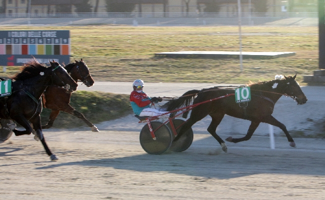 ALL’IPPODROMO SNAI LA MAURA DI MILANO VIGILIA DI NATALE TRA FESTA E COMMOZIONE IN RICORDO DI BALDI E SCIARRILLO. IN PISTA PROTAGONISTA ELITE D’ARC CHE VINCE IL PREMIO RINGOSTARR TREB