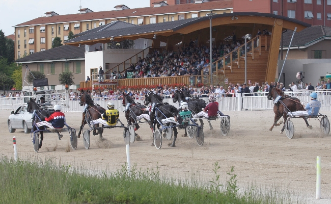 Domenica dedicata alle famiglie all'Ippodormo Snai La Maura con giochi intrattenimento e molto altro. In pista sette corse e la diretta da Vincennes del Grand Prix d’amerique