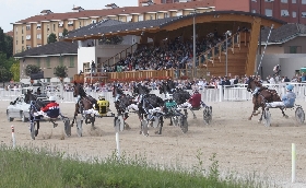 Domenica dedicata alle famiglie all'Ippodormo Snai La Maura con giochi intrattenimento e molto altro. In pista sette corse e la diretta da Vincennes del Grand Prix d’amerique