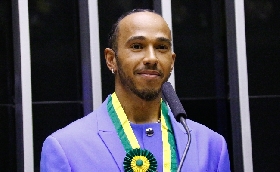 Formula 1 – Lewis vuole scrivere la storia con la Ferrari: Hamilton mondiale con la Rossa a 5 00 su Sisal.it