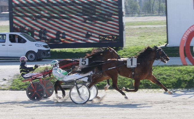 IL VENERDÌ ALL’IPPODROMO SNAI LA MAURA PREMIA DEMETRIO CHE SI AGGIUDICA LA PROVA IN ONORE DELLA SCUDERIA LEONARDO. COMMOSSO RICORDO DEL COMPIANTO UBALDO LA PORTA
