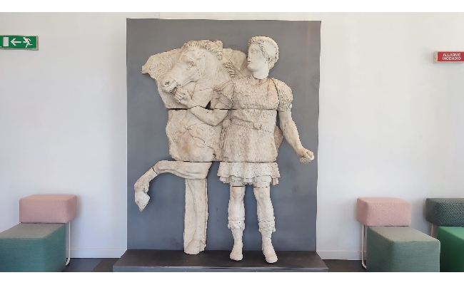 Piazza di Siena Il mistero del Cavaliere di marmo: e se fosse l'imperatore Traiano