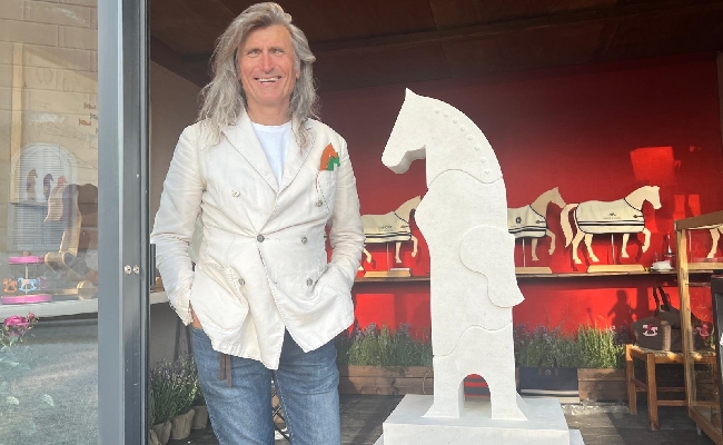 La Bottega di Stefano Conticelli un mondo in cui cuoio lana e legno diventano magia