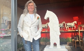 La Bottega di Stefano Conticelli un mondo in cui cuoio lana e legno diventano magia