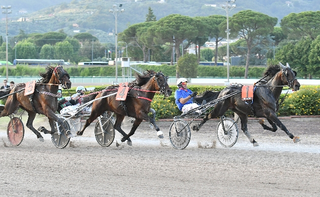 ALL’IPPODROMO SNAI SESANA BUONA LA ‘PRIMA’. OLTRE MILLE SPETTATORI ALL’APERTURA DELLA 109^ STAGIONE DI TROTTO. A BORDO PISTA DIVERTIMENTO PER FAMIGLIE E BAMBINI. IN PISTA PER IL PREMIO MISS MONTECATINI VINCE FLORA PAN