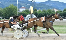 ALL’IPPODROMO SNAI SESANA SABATO SERA CON LA DELUSIONE AZZURRA AGLI EUROPEI DI CALCIO E CON LA CONFERMA IN PISTA DI FILODORO BAR NEL PREMIO GIUSEPPE VERDI