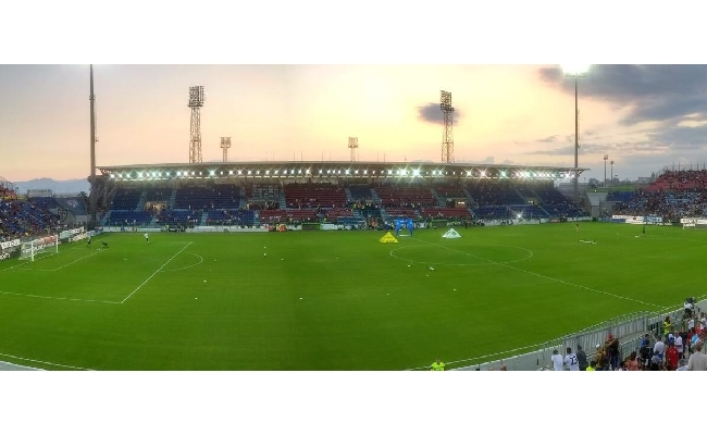 Serie A il Cagliari ospita il Genoa nell'anticipo: i bookie “scelgono” i sardi; sfida Piccoli Pinamonti in quota gol