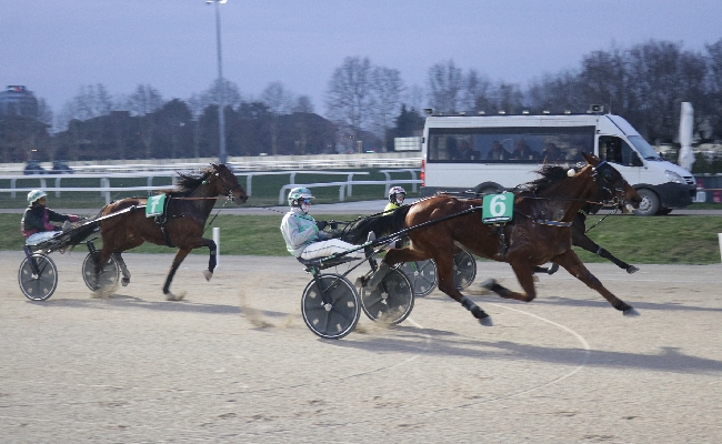 Ippica all'Ippodromo Snai San Siro di Milano fine settimana con lo spettacolo delle corse. Venerdì 4 aprile la 21° giornata di trotto riservata ai gentlemen. Domenica 6 la riunione di galoppo