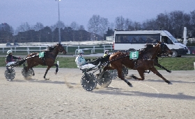 Ippica all'Ippodromo Snai San Siro di Milano fine settimana con lo spettacolo delle corse. Venerdì 4 aprile la 21° giornata di trotto riservata ai gentlemen. Domenica 6 la riunione di galoppo