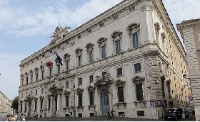 Decreto Balduzzi divieto di totem e computer negli esercizi pubblici in Corte Costituzionale: ipotesi di irragionevolezza della normativa