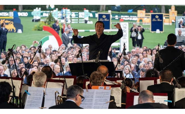 piazza di siena al via con la musica del maestro alvise casellati nel tradizionale concerto d'apertura e la sfilata del polo nel centro di roma