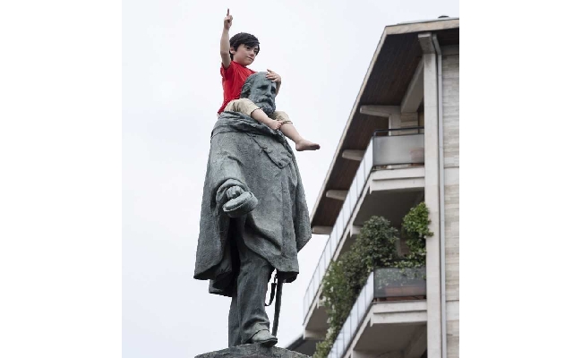 ssBrighstar: alla scoperta di Bergamo attraverso l'arte di Maurizio Cattelan tra memoria storica e sguardi contemporanei