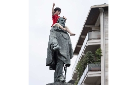 ssBrighstar: alla scoperta di Bergamo attraverso l'arte di Maurizio Cattelan tra memoria storica e sguardi contemporanei