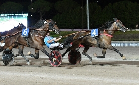 all’ippodromo snai sesana è partita la 110^ stagione di trotto culminata con lo spettacolo pirotecnico. in pista tra le sette prove la vittoria di gand model nella condizionata per il premio compleanno di montecatini terme 