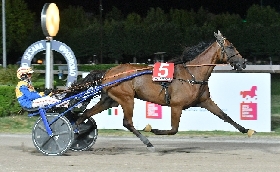 Ippica all'Ippodromo Snai Sesana bel sabato sera con Gooui di Poggio che fa suo il Premio Miss Montecatini 2025 e il driver Federico Esposito che fa 'triplete'