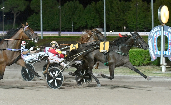 Ippica all’Ippodromo Snai Sesana il primo ‘classico’ della stagione. Per il Gran Premio Nello Bellei lo vince Fortunadrago Font
