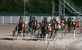Ippica all'Ippodromo Snai Sesana infrasettimanale del mercoledì con la giornata di trotto riservata ai gentlemen. Al via dalle ore 20:50 con sette corse