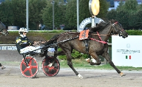 Ippica all’Ippodromo Snai Sesana il ricordo di Sari Del Rosso nella giornata di trotto riservata ai Gentlemen è nel segno del driver Zaccherini che vince con Enterprise As