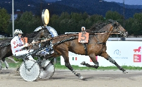 Ippica sabato spettacolare all'Ippodromo Snai Sesana con le famiglie e i bambini ad applaudire la vittoria in volata di Bat Host e Discovery Mail nelle pariglie mentre nel trotto montato sigillo di Euphoria Roc