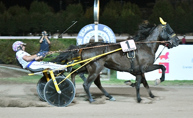 Ippica all'Ippodromo Snai Sesana serata magica di Ferragosto per 4mila spettatori con un Gran Premio Città di Montecatini thrilling che premia a sorpresa Ernesto Spritz