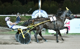 Ippica all'Ippodromo Snai Sesana serata magica di Ferragosto per 4mila spettatori con un Gran Premio Città di Montecatini thrilling che premia a sorpresa Ernesto Spritz
