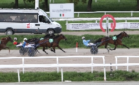 Ippica all'Ippodromo Snai San Siro venerdì con la prima di trotto d'autunno che ha visto il bel poker di successi del team di Davignano. Bel debutto di Iloveyou D'Arc