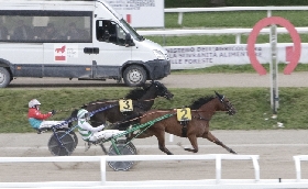 Ippica nel venerdì di trotto all'Ippodromo Snai San Siro Irenel Mail vince e fa il record della generazione dei 2 anni nel Premio Scuderia Luccio Zucchetti