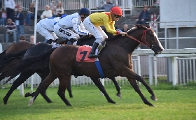 Ippica all'Ippodromo Snai San Siro Kiki Roberts vince il Monterosa con un prepotente scatto. Nel Premio Maria Sacco è Look Upon che la spunta al fotofinish