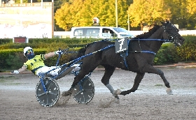 Ippica all'Ippodromo Snai Sesana brilla Iuska Roc nel Premio Mauro Gazzarini in una riunione di trotto dedicata alla Scuderia Jamalu