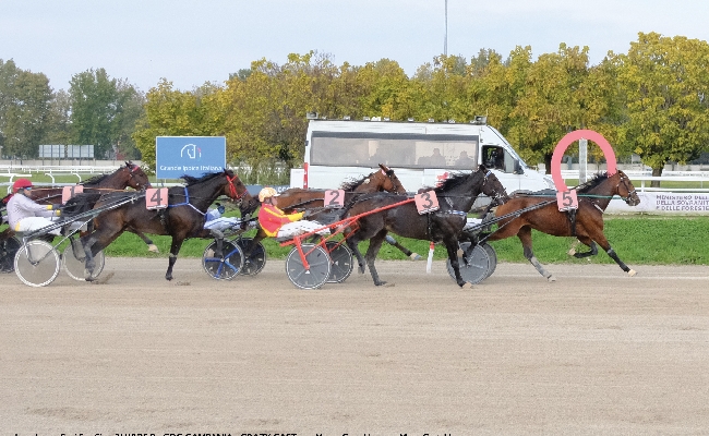 Ippica nel martedì di trotto riservato ai gentlemen all'Ippodromo Snai San Siro brilla Aaron Del Ronco con un finale ad effetto nel Premio GDC Lazio mentre Gilda Indal fa suo il GDC Lombardia