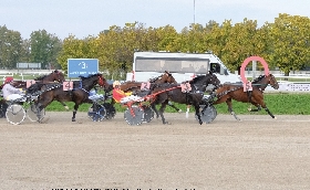 Ippica nel martedì di trotto riservato ai gentlemen all'Ippodromo Snai San Siro brilla Aaron Del Ronco con un finale ad effetto nel Premio GDC Lazio mentre Gilda Indal fa suo il GDC Lombardia