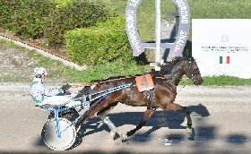 Ippica all'Ippodromo Snai Sesana ultima della stagione 2025 con in evidenza Imprevedibile Eos nella prova per i 2 anni. Nel post corse gli 'Awards Operatori Ippici Stagione 2025'