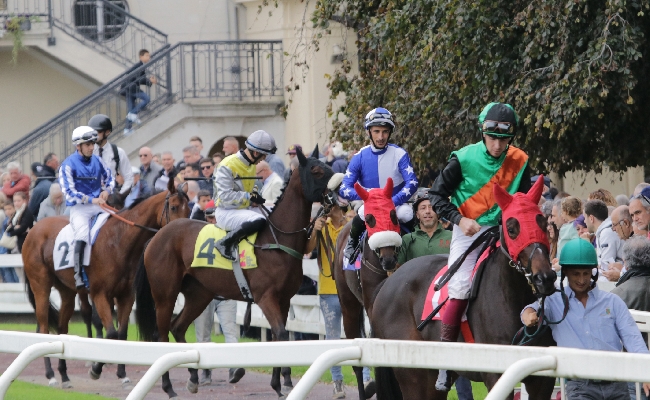 Ippica domenica all'Ippodromo Snai San Siro con le auto d'epoca e le corse al galoppo. In pista il Premio Giovanni Falck e il Castello Sforzesco 