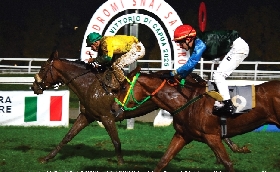 Ippica all'Ippodromo Snai San Siro la pista pesante non doma il giovane tedesco Next Mine che vince il Premio Vittorio Di Capua mentre a sorpresa Atoso fa suo il Premio Federico Tesio