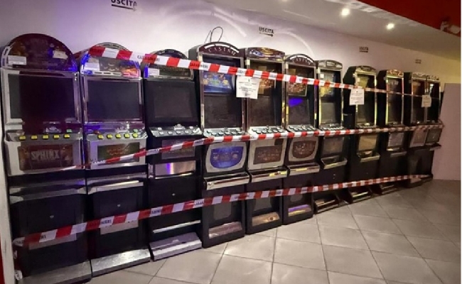 Gioco illegale controlli Adm Carabinieri provincia Caserta sequestrate 15 slot multe 170mila euro