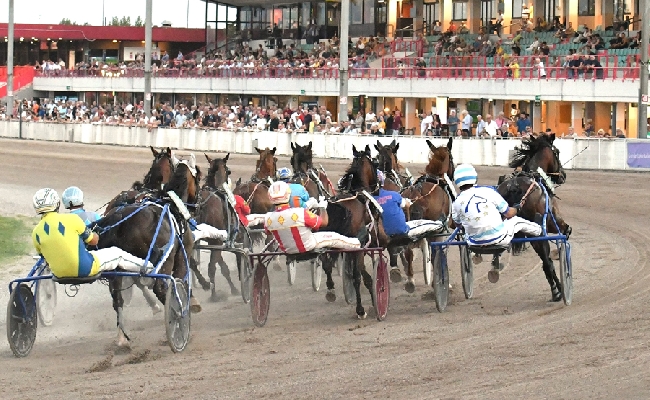 Ippica all’Ippodromo Snai Sesana al via la 111 stagione di trotto. La prima riunione domani con sette corse